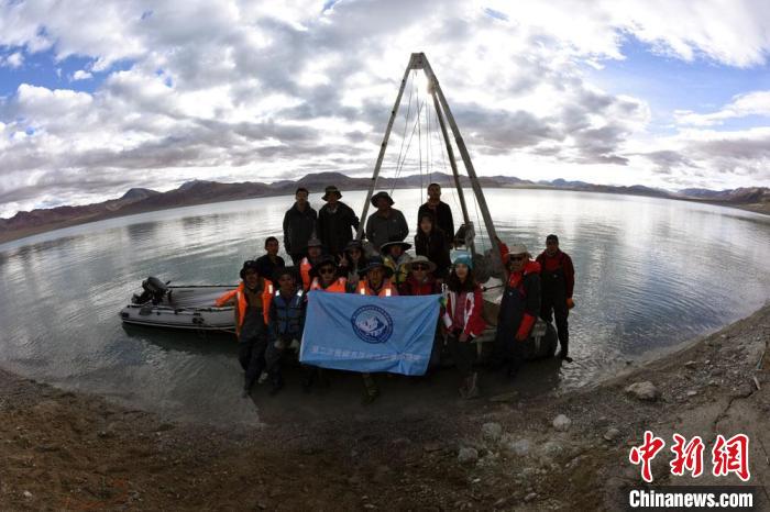 科考队员在结则茶卡湖岸边合影。　<a target='_blank' href='http://www.chinanews.com/'><p  align=