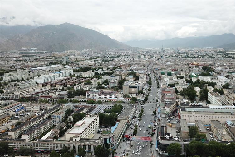 8??10日无人机拍摄的拉萨城市一景???新华社记??? 王益?? ??.jpg