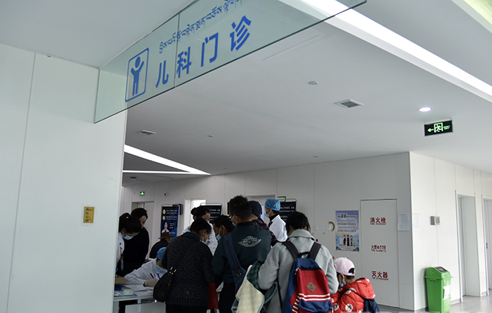 图为患???及家属在西藏自治区妇产儿童医院等待义诊 摄影：王媛媛.jpg