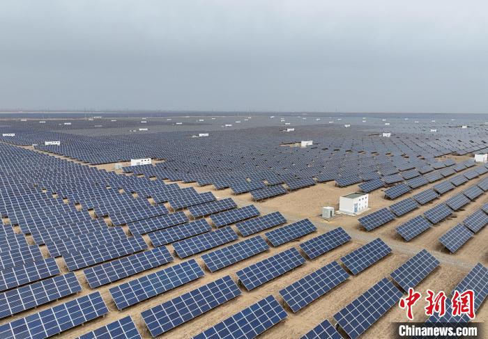 图为航拍青海省海南藏族自治州共和县塔拉滩光伏产业园。　祁增蓓 摄