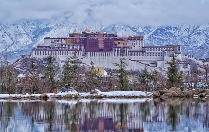 图为拉萨市的雪后美景 摄影：洛??.jpg